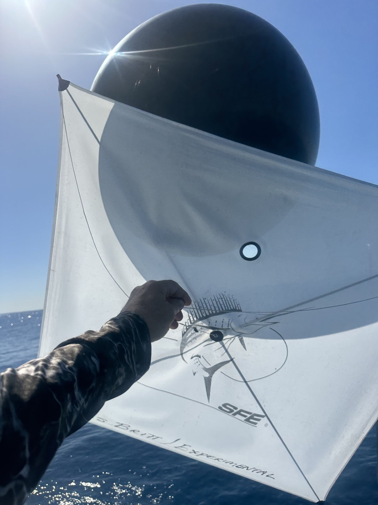 Helium Balloons Black - R&R Tackle Co. | Premium Saltwater Fishing Tackle. Designed to support kite fishing and other fishing techniques where reliable aerial marking is essential. Thanks to their large size and integrated clip system, these balloons provide maximum visibility and functionality in offshore environments.