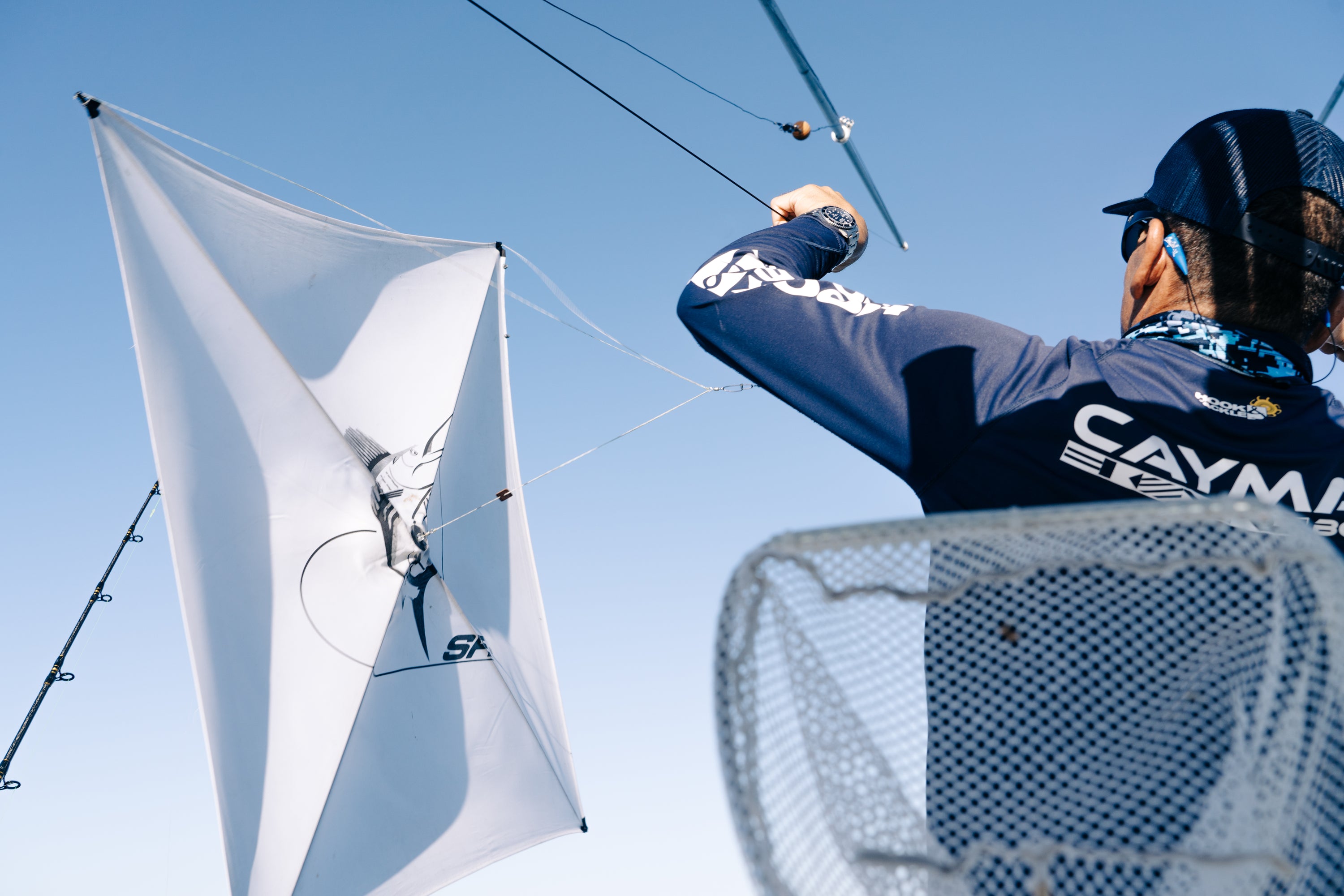  A Extra large, white kite with an elegant, streamlined design for kite fishing.